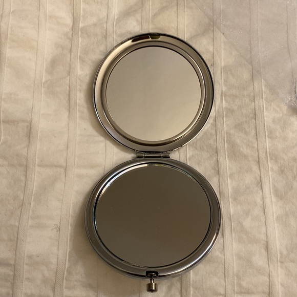 Mirror compact “Glam” New 2 3/4” sliver - Picture 2 of 4